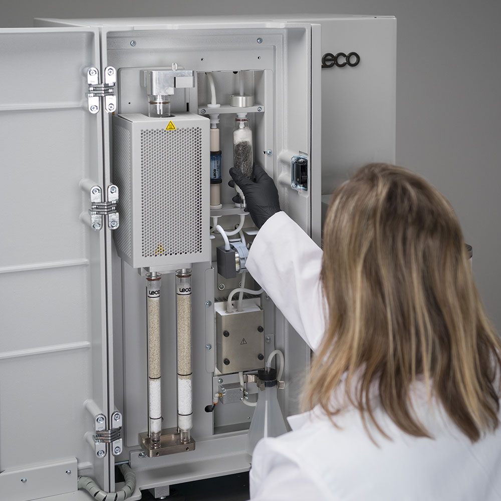 Serie 828_0001_828_Operator_Replacing_Filter_Tube