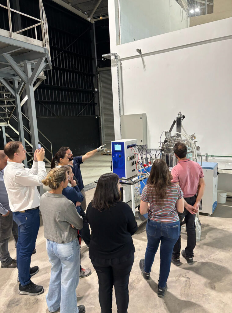 Tecnología avanzada de biorreactor Tecnal para la producción de inoculantes bacterianos.