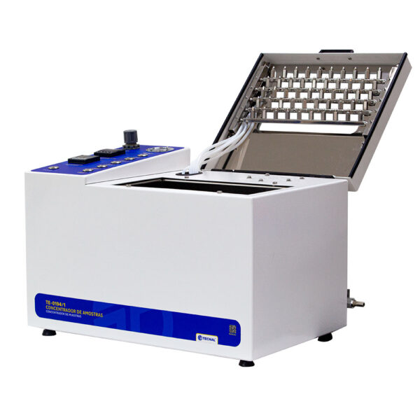 Rango de temperatura: Ambiente +7°C a 90°C Controlador de temperatura: Digital micro-procesado con sistema PID Sensor de temperatura: PT-100 Precisión de control: ±1ºC Uniformidad: ±2ºC Temporizador: Digital - programable hasta 99,59 minutos. El flujo de aire cesa al final del tiempo programado Condiciones de temperatura ambiente de operación: 5°C a 40°C Condiciones ambientales de humedad de funcionamiento: 80% de humedad relativa máxima sin condensación Capacidad: 1 Galería con 50 tubos. No es posible usar diferentes tubos en la misma galería durante el mismo análisis Sistema de inyección: Con 50 boquillas de acero inoxidable Ø0,4 mm inclinadas, divididas en 5 líneas con 10 salidas accionadas por válvulas solenoides Regulador de flujo: Válvula manual con manómetro de 0 a 2,5 bar Seguridad contra fuga de gases: Sistema de escape integrado en el equipo Cuba termostática: En acero inoxidable 304 con agitación magnética Gabinete: Acero inoxidable 304 con tratamiento anticorrosivo y pintura electrostática Dimensiones de la cuba: Ancho=322 x Profundo=175 x Alto=190 mm Volumen de la cuba: 10 litros Dimensiones externas: Ancho = 565 mm x Profundidad = 410 mm x Alto = 410 mm Peso: 35 kg Potencia: 750 W Tensión de alimentación: 220 V+/-5% 60Hz Viene con: - 01 Galería de 50 pruebas para tubo Ø16x125mm; - 01 Manguera de escape; - 01 Manguera de silicona n°204 + manguera de teflón para la entrada del gas; - 02 Fusibles extra; - 50 Tubos de 15 mL en vidrio borosilicato; - 01 Aguja para la limpieza de las boquillas; - 01 barra magnética Galerías opcionales: - 50 Pruebas para tubo Ø12x75mm; - 50 Pruebas para tubo Ø13x100mm; - 50 Pruebas para tubo Ø20x150mm; - 50 Pruebas para tubo eppendorf 15mL Ø17x121mm
